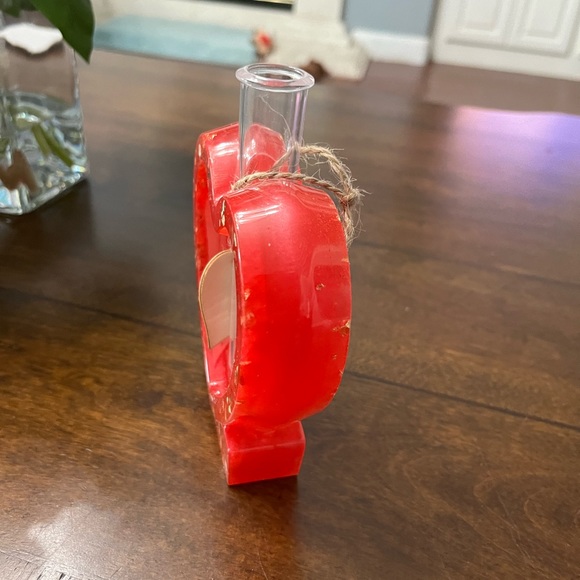 Resin red flower vase. - Picture 4 of 4